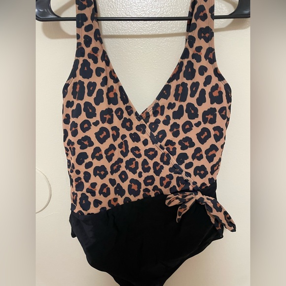 ✨Women’s Pink Lily One Piece Bathing Suit Size L - Picture 3 of 9